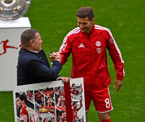 16.05.2026, Fussball Bundesliga 2025 2026, 34.Spieltag, FC Bayern München - 1.FC Köln, in der Allianz-Arena München, Leon Goretzka (FC Bayern München) verabschiedet sich, v.l. Sportvorstand Max Eberl (Bayern München), Leon Goretzka (FC Bayern München),