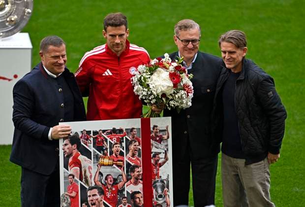 16.05.2026, Fussball Bundesliga 2025 2026, 34.Spieltag, FC Bayern München - 1.FC Köln, in der Allianz-Arena München, Leon Goretzka (FC Bayern München) verabschiedet sich, v.l. Sportvorstand Max Eberl (Bayern München), Leon Goretzka (FC Bayern München), Vorstandsvorsitzender Jan-Christian Dreesen (FC Bayern München) und Sportdirektor Christoph Freund (Bayern München)