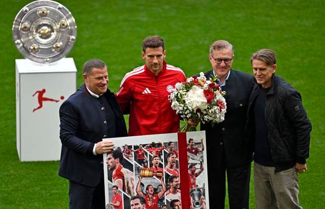 16.05.2026, Fussball Bundesliga 2025 2026, 34.Spieltag, FC Bayern München - 1.FC Köln, in der Allianz-Arena München, Leon Goretzka (FC Bayern München) verabschiedet sich, v.l. Sportvorstand Max Eberl (Bayern München), Leon Goretzka (FC Bayern München), Vorstandsvorsitzender Jan-Christian Dreesen (FC Bayern München) und Sportdirektor Christoph Freund (Bayern München)