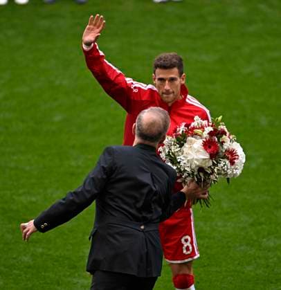 16.05.2026, Fussball Bundesliga 2025 2026, 34.Spieltag, FC Bayern München - 1.FC Köln, in der Allianz-Arena München, Leon Goretzka (FC Bayern München) verabschiedet sich,