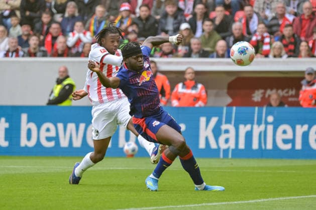 Johan Manzambi (SC Freiburg, 44) beim Torabschluss vor Castello Junior Lukeba (RB Leipzig, 23) GER, SC Freiburg - RB Leipzig, Fussball, Bundesliga, 34. Spieltag, Saison 2025 2026, 16.05.2026 DFL DFB REGULATIONS PROHIBIT ANY USE OF PHOTOGRAPHS AS IMAGE SEQUENCES AND OR QUASI-VIDEO GER, SC Freiburg - RB Leipzig, Fussball, Bundesliga, 34. Spieltag, Saison 2025 2026, 16.05.2026 Freiburg Copyright: xEibner-Pressefoto ThomasxHessx EP_THS