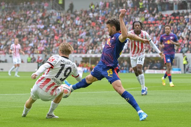 Niklas Beste (SC Freiburg, 19), Max Finkgraefe (RB Leipzig, 35) am Ball. GER, SC Freiburg - RB Leipzig, Fussball, Bundesliga, 34. Spieltag, Saison 2025 2026, 16.05.2026 DFL DFB REGULATIONS PROHIBIT ANY USE OF PHOTOGRAPHS AS IMAGE SEQUENCES AND OR QUASI-VIDEO GER, SC Freiburg - RB Leipzig, Fussball, Bundesliga, 34. Spieltag, Saison 2025 2026, 16.05.2026 Freiburg Copyright: xEibner-Pressefoto ThomasxHessx EP_THS