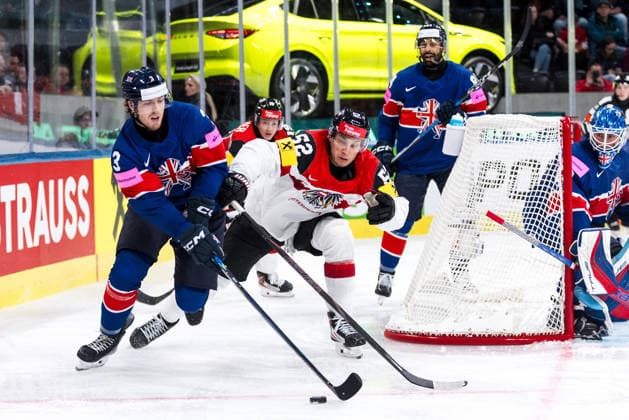 Ice hockey, Eishockey - IIHF WC 2026 ZURICH,SWITZERLAND,16.MAY.26 - ICE HOCKEY - IIHF Ice Hockey World Championship, WM, Weltmeisterschaft 2026, group stage, Austria vs Great Britain. Image shows Liam Steele (GBR) and Paul Huber (AUT).  GEPAxpictures xMaticxKlansek