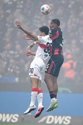 Fußball 1. Bundesliga 34. Spieltag Eintracht Frankfurt - VfB Stuttgart am 16.05.2026 im Deutsche Bank Park in Frankfurt Chema Andres ( Stuttgart ), links - Aurele Amenda ( Frankfurt ), rechts DFL regulations prohibit any use of photographs as image sequences and or quasi-video.