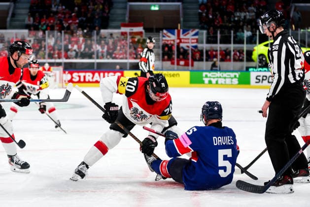 Ice hockey, Eishockey - IIHF WC 2026 ZURICH,SWITZERLAND,16.MAY.26 - ICE HOCKEY - IIHF Ice Hockey World Championship, WM, Weltmeisterschaft 2026, group stage, Austria vs Great Britain. Image shows Benjamin Nissner (AUT) and Ben Davies (GBR).  GEPAxpictures xMaticxKlansek