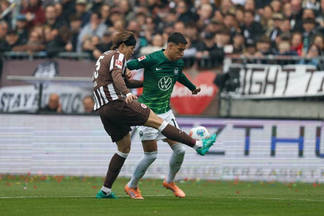 Fußball I Männer I Saison 2025-2026 I Bundesliga I FC St. Pauli - VfL Wolfsburg I 16.05.2026 Tomoya Ando (15, FC St. Pauli) und Adam Daghim (11, VfL Wolfsburg) im Zweikampf Hamburg Millerntor-Stadion Niedersachsen Deutschland Copyright: xLobeca CedricxSiefkerx
