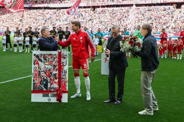 Verabschiedung von Leon Goretzka 8 (FC Bayern Muenchen) durch Sportvorstand Max Ebert (FC Bayern Muenchen), Vorstandsvorsitzender Jan-Christian Dreesen (FC Bayern Muenchen), Sportdirektor Christoph Freund (FC Bayern Muenchen), FC Bayern Muenchen vs. 1. FC Koeln, Fussball, 1. Bundesliga, 34. Spieltag, 16.05.2026 DFL DFB regulations prohibit any use of photographs as image sequences and or quasi-video Muenchen Bayern Deutschland