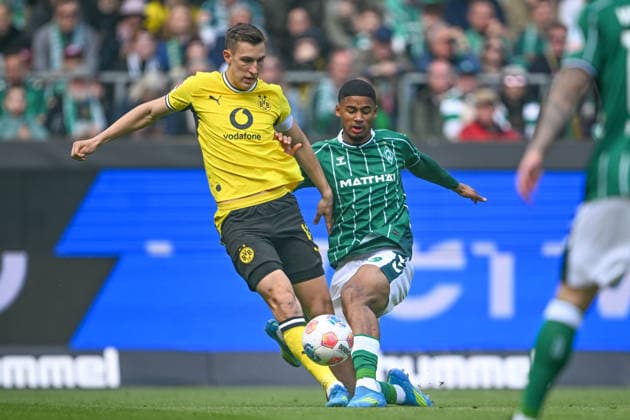 1. Bundesliga: SV Werder Bremen - Borussia Dortmund am 16.05.2026 im Weserstadion in Bremen Nico Schlotterbeck (Dortmund) im Zweikampf gegen Salim Musah (Bremen)