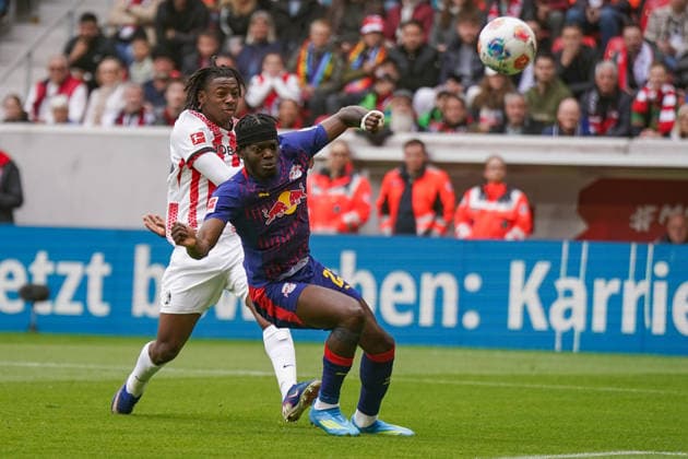 Deutschland: Fussball Bundesliga 2025 - 2026, 34. Spieltag - SC Freiburg vs RB Leipzig - Europa-Park-Stadion (Freiburg): Castello Lukeba (RB Leipzig, 23) Johan Manzambi (SC Freiburg, 44) Copyright: xJOERANxSTEINSIEKx