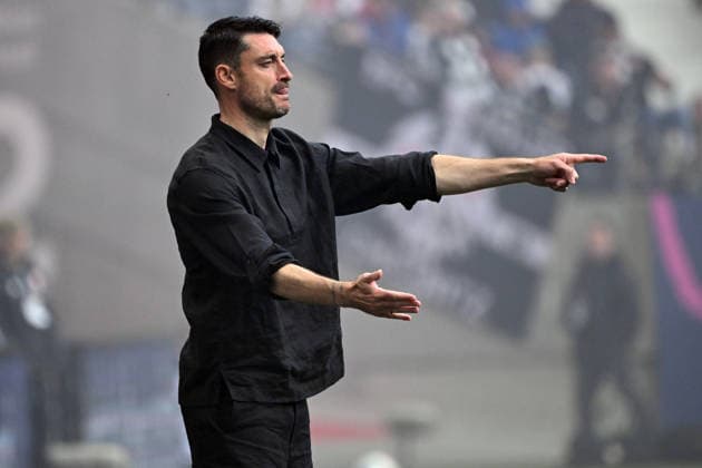 16.05.2026, xjhx, Fussball 1.Bundesliga, Eintracht Frankfurt - VfB Stuttgart v.l. Trainer Albert Riera (Eintracht Frankfurt) gibt Anweisungen, gestikuliert, mit den Armen gestikulieren gives instructions, gesticulate (DFL DFB REGULATIONS PROHIBIT ANY USE OF PHOTOGRAPHS as IMAGE SEQUENCES and or QUASI-VIDEO) Frankfurt am Main