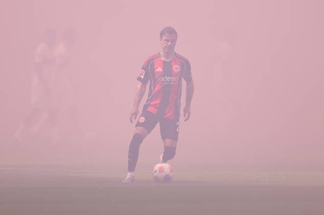 16.05.2026, Fussball Bundesliga, Eintracht Frankfurt - VfB Stuttgart, v.l., Mario Götze (Eintracht Frankfurt) im Rauch DFL DFB REGULATIONS PROHIBIT ANY USE OF PHOTOGRAPHS AS IMAGE SEQUENCES AND OR QUASI-VIDEO. xdcx Copyright: HMBxMedia Claus