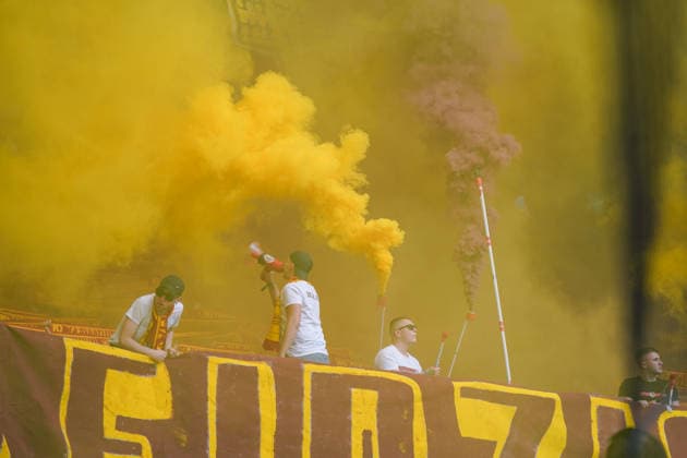 Deutschland: Fussball Bundesliga 2025 - 2026, 34. Spieltag - SC Freiburg vs RB Leipzig - Europa-Park-Stadion (Freiburg): RB-Leipzig-Fans mit gelbem Rauch und Pyrotechnik im Gästeblock des Europa-Park-Stadions. Ultras und Supporters mit Rauchfackeln und Megafon während Bundesliga-Spiel, Fankultur, Auswärtsfans, Fußballfans, Fanblock, Stadionatmosphäre, Pyroshow, Rauchentwicklung, Kurve, Support, Leipziger Fußballszene, Tradition, Sportevent, Deutschland. Copyright: xJOERANxSTEINSIEKx