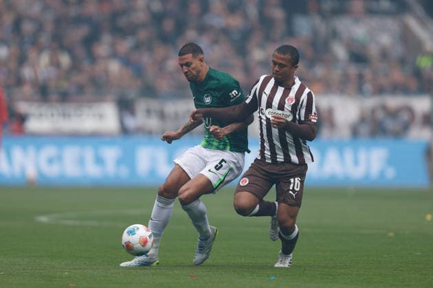 Fußball I Männer I Saison 2025-2026 I Bundesliga I FC St. Pauli - VfL Wolfsburg I 16.05.2026 Vinicius Souza (5, VfL Wolfsburg) und Joel Chima Fujita (16, FC St. Pauli) im Zweikampf Hamburg Millerntor-Stadion Niedersachsen Deutschland Copyright: xLobeca CedricxSiefkerx