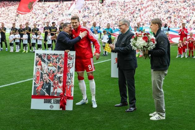 Verabschiedung von Leon Goretzka 8 (FC Bayern Muenchen) durch Sportvorstand Max Ebert (FC Bayern Muenchen), Vorstandsvorsitzender Jan-Christian Dreesen (FC Bayern Muenchen), Sportdirektor Christoph Freund (FC Bayern Muenchen), FC Bayern Muenchen vs. 1. FC Koeln, Fussball, 1. Bundesliga, 34. Spieltag, 16.05.2026 DFL DFB regulations prohibit any use of photographs as image sequences and or quasi-video Muenchen Bayern Deutschland