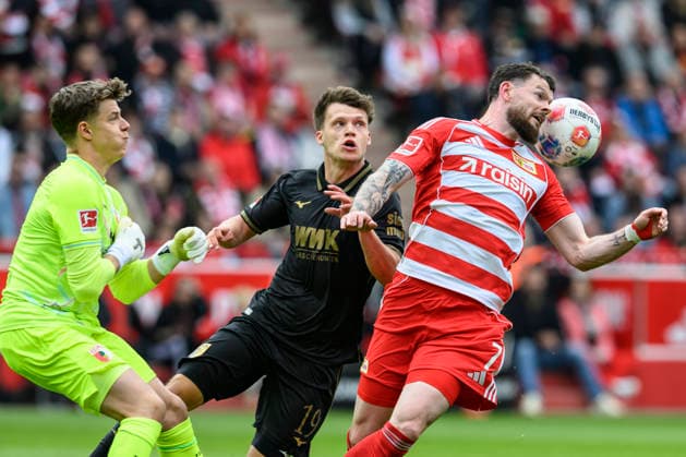 v.l.: Finn Dahmen (FCA, 01), Robin Fellhauer (FCA, 19), Oliver Burke ( 1.FC Union Berlin, 07), Zweikampf, Action, Kampf, kaempft um den Ball, Action, duels, fighting for the ball, GER, Berlin, 1. FC Union Berlin gegen FC Augsburg, 1. Bundesliga, Fußball, DFB, letzter Spieltag, Saison 2025 2026, Alte Försterei, 16. Mai 2026, DFB DFL REGULATIONS PROHIBIT ANY USE OF PHOTOGRAPHS AS IMAGE SEQUENCES AND OR QUASI-VIDEO, Copyright: HMBxMedia UwexKoch