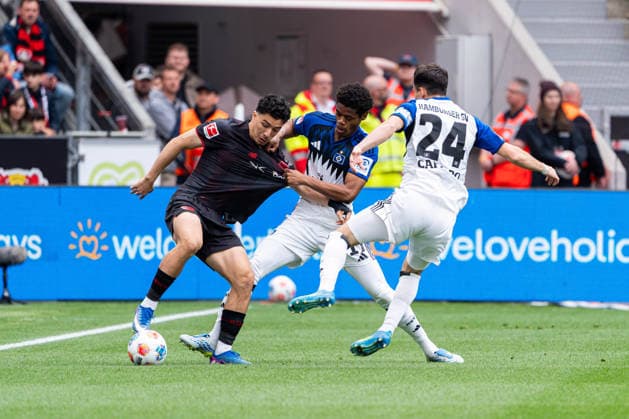 Leverkusen, Deutschland 16. Mai 2026: 1. BL - 2025 2026 - Sp. 34 - Bayer 04 Leverkusen gegen Hamburger SV Im Bild: v. li. im Zweikampf Ibrahim Maza (LEV), Warmed Omari (HSV) und Nicolas Capaldo (HSV) DFL DFB regulations prohibit any use of photographs as image sequences and or quasi-video BayArena Nordrhein Westfalen Copyright: xFotostandx xKruczynskix
