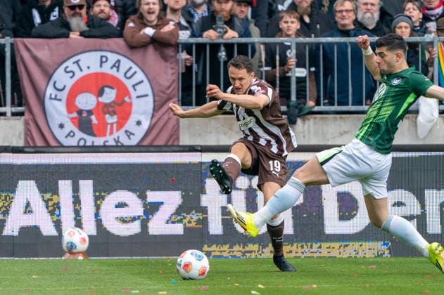 Martijn Kaars (FC St. Pauli, 19) Pass, Konstantinos Koulierakis (VfL Wolfsburg, 04), GER, FC St. Pauli vs. VfL Wolfsburg, Fussball, Bundesliga, Spieltag 34, Saison 2025 2026, 16.05.2026 DFL REGULATIONS PROHIBIT ANY USE OF PHOTOGRAPHS AS IMAGE SEQUENCES AND OR QUASI-VIDEO GER, FC St. Pauli vs. VfL Wolfsburg, Fussball, Bundesliga, Spieltag 34, Saison 2025 2026, 16.05.2026 Hamburg Copyright: xEibner-Pressefoto MaxxVincenx EP_MVN