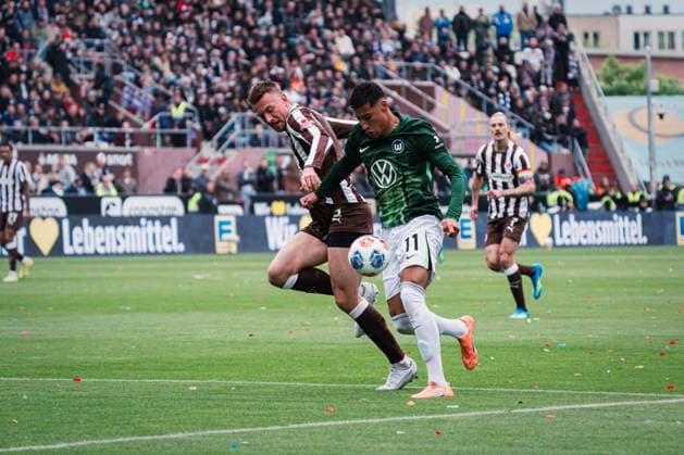 1. Bundesliga: FC St. Pauli vs. VfL Wolfsburg, 16.05.2026 Hauke Wahl (FC St. Pauli, 5) gegen Adam Daghim (VfL Wolfsburg, 11); Fußball, 1. Bundesliga, 34. Spieltag: FC St. Pauli vs. VfL Wolfsburg am 16.05.2026 im Millerntor-Stadion, Hamburg DFL REGULATIONS PROHIBIT ANY USE OF PHOTOGRAPHS AS IMAGE SEQUENCES AND OR QUASI-VIDEO. Copyright: xBEAUTIFULxSPORTS Tonhäuserx