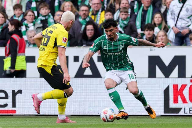 Julian Ryerson (Borussia Dortmund) und Cameron Puertas (Werder Bremen) kaempfen um den Ball, Bundesliga, SV Werder Bremen v Borussia Dortmund, Weserstadion am 16. May 2026 in Bremen, Deutschland. (Foto von Marco Steinbrenner DeFodi Images) Julian Ryerson (Borussia Dortmund) und Cameron Puertas (Werder Bremen) battle for the ball, Bundesliga, SV Werder Bremen v Borussia Dortmund, Weserstadion, May 16, 2026 in Bremen, Germany. (Photo by Marco Steinbrenner DeFodi Images) DFL regulations prohibit any use of photographs as image sequences and or quasi-video. -