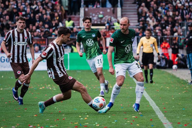 1. Bundesliga: FC St. Pauli vs. VfL Wolfsburg, 16.05.2026 Christian Eriksen (VfL Wolfsburg, 24) gegen Adam DÅºwigaÅ‚a (FC St. Pauli, 25); Fußball, 1. Bundesliga, 34. Spieltag: FC St. Pauli vs. VfL Wolfsburg am 16.05.2026 im Millerntor-Stadion, Hamburg DFL REGULATIONS PROHIBIT ANY USE OF PHOTOGRAPHS AS IMAGE SEQUENCES AND OR QUASI-VIDEO. Copyright: xBEAUTIFULxSPORTS Tonhäuserx