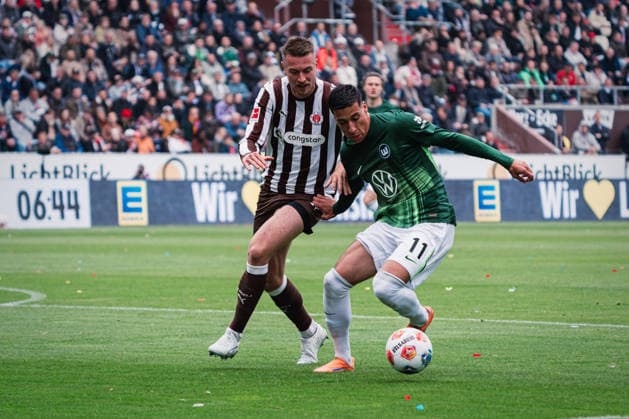 1. Bundesliga: FC St. Pauli vs. VfL Wolfsburg, 16.05.2026 Hauke Wahl (FC St. Pauli, 5) gegen Adam Daghim (VfL Wolfsburg, 11); Fußball, 1. Bundesliga, 34. Spieltag: FC St. Pauli vs. VfL Wolfsburg am 16.05.2026 im Millerntor-Stadion, Hamburg DFL REGULATIONS PROHIBIT ANY USE OF PHOTOGRAPHS AS IMAGE SEQUENCES AND OR QUASI-VIDEO. Copyright: xBEAUTIFULxSPORTS Tonhäuserx