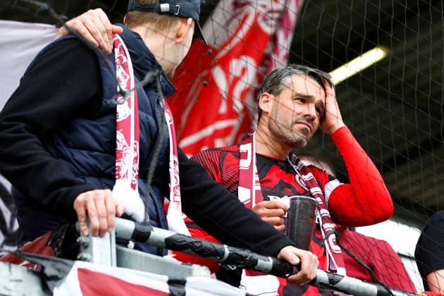 16.05.2026, xavx, Fussball 3.Liga, SV Wehen Wiesbaden - TSG Hoffenheim U23 v.l. Emotionale Verabschiedung von Rekordspieler und Vereinslegende Sascha Mockenhaupt (SV Wehen Wiesbaden) bei den Fans auf dem Zaun. (DFL DFB REGULATIONS PROHIBIT ANY USE OF PHOTOGRAPHS as IMAGE SEQUENCES and or QUASI-VIDEO) Wiesbaden