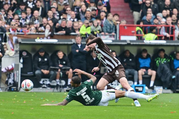 GER; 1. FBL, FC St. Pauli vs VfL Wolfsburg 16.05.2026, GER; 1. FBL, FC St. Pauli vs VfL Wolfsburg im Bild Connor Metcalfe (Pauli 25_26 24) versucht sich gegen Souza Vinicius (Wolfsburg 05) durchzusetzen