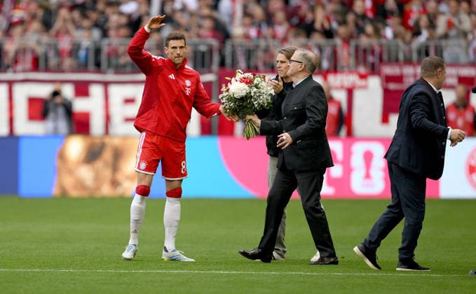 Fussball 1. Bundesliga Saison 2025 2026 34. Spieltag FC Bayern Muenchen - 1. FC Koeln 16.05.2026 Verabschiedung, v. li., von Leon Goretzka (FC Bayern Muenchen) mit Sportdirektor Christoph Freund (FC Bayern Muenchen) und Vorstandsvorsitzender Jan-Christian Dreesen (FC Bayern Muenchen)