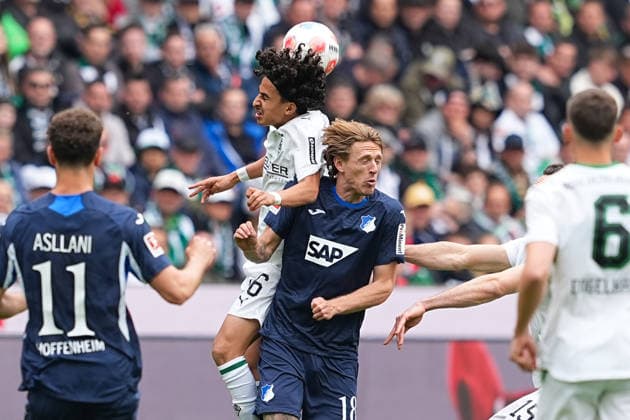16.05.2026, xydrx, Herren, Fußball, 1.Bundesliga, Borussia Mönchengladbach - TSG 1899 Hoffenheim, Saison 2025 2026, Borussia-Park: Wael Mohya (Borussia Mönchengladbach, 36) im Zweikampf gegen Wouter Burger (TSG 1899 Hoffenheim, 18) DFB regulations prohibit any use of photographs as image sequences and or quasi-video. Copyright: HMBxMedia YannisxDreimann