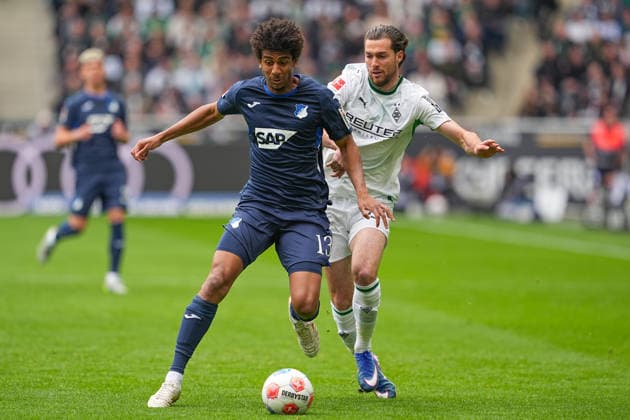 16.05.2026, xydrx, Herren, Fußball, 1.Bundesliga, Borussia Mönchengladbach - TSG 1899 Hoffenheim, Saison 2025 2026, Borussia-Park: Bernardo Fernandes da Silva Junior (TSG 1899 Hoffenheim, 13) im Zweikampf gegen Joe Scally (Borussia Mönchengladbach, 29) DFB regulations prohibit any use of photographs as image sequences and or quasi-video. Copyright: HMBxMedia YannisxDreimann