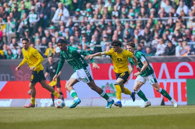 16.05.2026, 34. Spieltag in der 1. Fussball Bundesliga, SV Werder Bremen - Borussia Dortmund. v. l. Felix Nmecha (Borussia Dortmund), Salim Amani Musah (SV Werder Bremen), Samuele Inacio (Borussia Dortmund), Jens Stage (SV Werder Bremen). Bremen Weserstadion Bremen Deutschland xRHR-FOTO DEx Copyright: DennisxEwert RHR-FOTOx RHR-FOTO DE