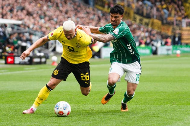 Deutschland: Bundesliga 2025 2026 34. Spieltag, SV Werder Bremen vs. Borussia Dortmund Samstag, 6.05.2026 Weserstadion, Bremen Julian Ryerson (Borussia Dortmund, 26) Cameron Puertas ( 18) Copyright: xCelinaxLeiersx