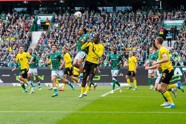 16.05.2026, 34. Spieltag in der 1. Fussball Bundesliga, SV Werder Bremen - Borussia Dortmund. v. l. Isaac Osas Schmidt (SV Werder Bremen), Serhou Guirassy (Borussia Dortmund). Bremen Weserstadion Bremen Deutschland xRHR-FOTO DEx Copyright: DennisxEwert RHR-FOTOx RHR-FOTO DE