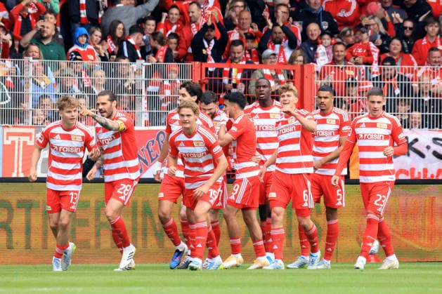 DEU, DFL, 1. FBL, 1.FC Union vs. FC Augsburg, 16.05.2026, Stadion Alte Foersterei, Berlin, DEU, DFL, 1. FBL, 1.FC Union vs. FC Augsburg, im Bild: 1:0 durch Andrej Ilic (1.FC Union Berlin 23), Unioner-Spielerkreis DFL - regulations prohibit any use of Photographs as image sequences and or quasi-video