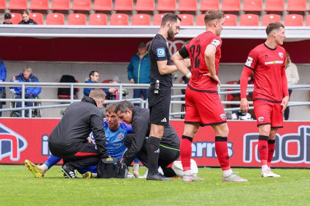 Torwart David Klein (FC Ingolstadt 04, Nr.47) wird auf dem Spielfeld medizinisch behandelt, kann jedoch weiter spielen beim Spiel FC Ingolstadt 04 gegen SV Waldhof Mannheim am 16.05.2026, DFB regulations prohibit any use of photographs as image sequences and or quasi-video. GER, Fussball, 3. Liga, Spieltag 38, FC Ingolstadt 04 gegen SV Waldhof Mannheim, 16.05.2026, Audi Sportpark Ingolstadt Copyright: xEibner-Pressefoto OliverxSTRISCHx EP-OSH