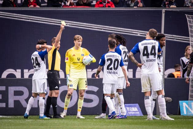 LEVERKUSEN, GERMANY - MAY 16, 2026 : referee Tobias Stieler (Soelden Schwarzwald) shows Jordan Torunarigha (Hamburger SV, 25) the yellow card during the German Bundesliga match on gameday 34 between Bayer 04 Leverkusen vs. Hamburger SV at BayArena on May 16, 2026 in Leverkusen, Germany. DFL REGULATIONS PROHIBIT ANY USE OF PHOTOGRAPHS AS IMAGE SEQUENCES AND OR QUASI-VIDEO. Northrhine-Westphalia Germany Copyright: xAxelxKohringx