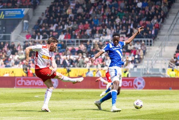 16.05.2026, Fussball, GER, Saison, 3.Liga, Saision 2025 2026, 38. Spieltag, SSV Jahn Regensburg - FC Energie Cottbus Christian Kühlwetter (SSV Jahn Regensburg) gegen Louis Awortwie-Grant (Cottbus) DFL REGULATIONS PROHIBIT ANY USE OF PHOTOGRAPHS AS IMAGE SEQUENCES AND OR QUASI-VIDEO.