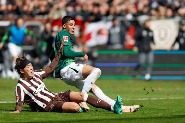 Fußball I Männer I Saison 2025-2026 I Bundesliga I FC St. Pauli - VfL Wolfsburg I 16.05.2026 Tomoya Ando (15, FC St. Pauli) und Adam Daghim (11, VfL Wolfsburg) im Zweikampf. Hamburg Millerntor-Stadion Niedersachsen Deutschland Copyright: xLobeca CedricxSiefkerx