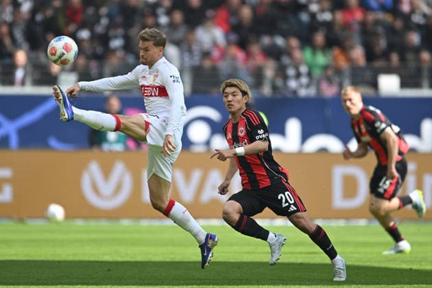 Fußball 1. Bundesliga 34. Spieltag Eintracht Frankfurt - VfB Stuttgart am 16.05.2026 im Deutsche Bank Park in Frankfurt Maximilian Mittelstädt ( Stuttgart ), links - Ritsu Doan ( Frankfurt ), rechts DFL regulations prohibit any use of photographs as image sequences and or quasi-video.