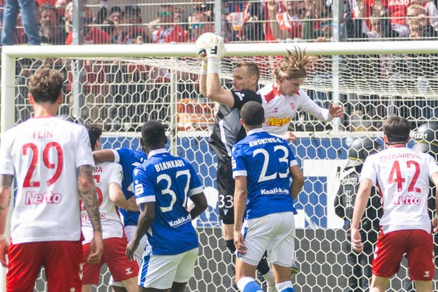 16.05.2026, Fussball, GER, Saison, 3.Liga, Saision 2025 2026, 38. Spieltag, SSV Jahn Regensburg - FC Energie Cottbus Marius Funk (Cottbus) fängt den Ball vor John Posselt (SSV Jahn Regensburg) DFL REGULATIONS PROHIBIT ANY USE OF PHOTOGRAPHS AS IMAGE SEQUENCES AND OR QUASI-VIDEO.