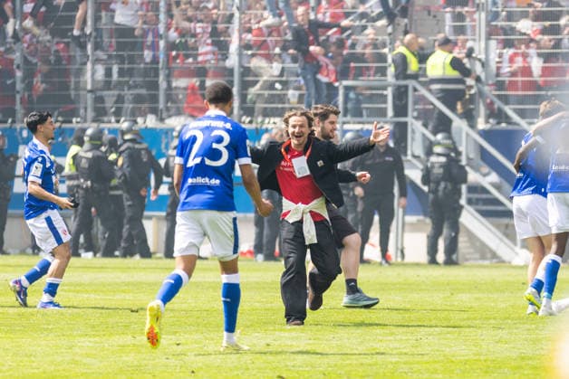 16.05.2026, Fussball, GER, Saison, 3.Liga, Saision 2025 2026, 38. Spieltag, SSV Jahn Regensburg - FC Energie Cottbus Jubel nach dem Schlusspfiff und dem Aufstieg in die zweite Liga bei Energie Cottbus DFL REGULATIONS PROHIBIT ANY USE OF PHOTOGRAPHS AS IMAGE SEQUENCES AND OR QUASI-VIDEO.