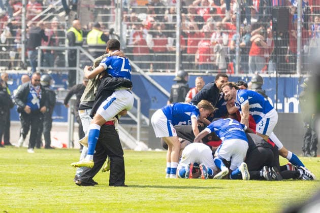 16.05.2026, Fussball, GER, Saison, 3.Liga, Saision 2025 2026, 38. Spieltag, SSV Jahn Regensburg - FC Energie Cottbus Jubel nach dem Schlusspfiff und dem Aufstieg in die zweite Liga bei Energie Cottbus DFL REGULATIONS PROHIBIT ANY USE OF PHOTOGRAPHS AS IMAGE SEQUENCES AND OR QUASI-VIDEO.