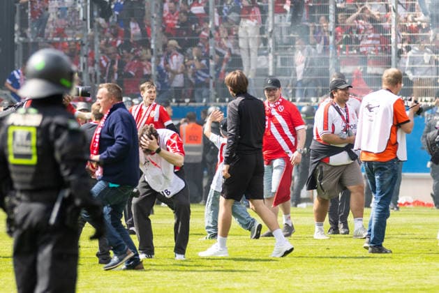 16.05.2026, Fussball, GER, Saison, 3.Liga, Saision 2025 2026, 38. Spieltag, SSV Jahn Regensburg - FC Energie Cottbus Jubel nach dem Schlusspfiff und dem Aufstieg in die zweite Liga bei Energie Cottbus DFL REGULATIONS PROHIBIT ANY USE OF PHOTOGRAPHS AS IMAGE SEQUENCES AND OR QUASI-VIDEO.