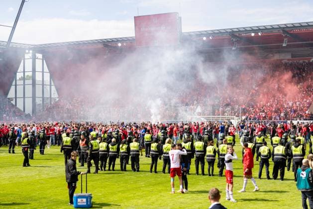 16.05.2026, Fussball, GER, Saison, 3.Liga, Saision 2025 2026, 38. Spieltag, SSV Jahn Regensburg - FC Energie Cottbus Jubel nach dem Schlusspfiff und dem Aufstieg in die zweite Liga bei Energie Cottbus DFL REGULATIONS PROHIBIT ANY USE OF PHOTOGRAPHS AS IMAGE SEQUENCES AND OR QUASI-VIDEO.