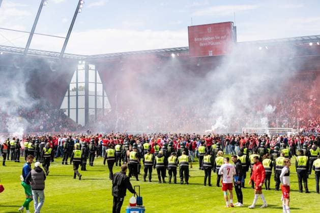 16.05.2026, Fussball, GER, Saison, 3.Liga, Saision 2025 2026, 38. Spieltag, SSV Jahn Regensburg - FC Energie Cottbus Jubel nach dem Schlusspfiff und dem Aufstieg in die zweite Liga bei Energie Cottbus DFL REGULATIONS PROHIBIT ANY USE OF PHOTOGRAPHS AS IMAGE SEQUENCES AND OR QUASI-VIDEO.