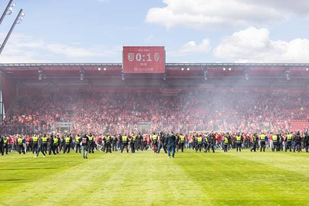 16.05.2026, Fussball, GER, Saison, 3.Liga, Saision 2025 2026, 38. Spieltag, SSV Jahn Regensburg - FC Energie Cottbus Jubel nach dem Schlusspfiff und dem Aufstieg in die zweite Liga bei Energie Cottbus DFL REGULATIONS PROHIBIT ANY USE OF PHOTOGRAPHS AS IMAGE SEQUENCES AND OR QUASI-VIDEO.