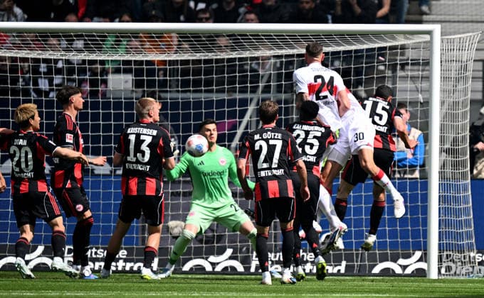 16.05.2026, xfux, Fussball 1.Bundesliga, Eintracht Frankfurt - VfB Stuttgart v.l. Michael Zetterer (Eintracht Frankfurt), Torschuetze Torschütze Chema Andres (VfB Stuttgart) Goal scored, Tor zum 0:1 (DFL DFB REGULATIONS PROHIBIT ANY USE OF PHOTOGRAPHS as IMAGE SEQUENCES and or QUASI-VIDEO) Frankfurt am Main