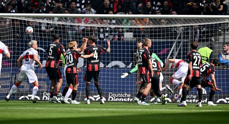 16.05.2026, xfux, Fussball 1.Bundesliga, Eintracht Frankfurt - VfB Stuttgart v.l. Michael Zetterer (Eintracht Frankfurt), Torschuetze Torschütze Chema Andres (VfB Stuttgart) Goal scored, Tor zum 0:1 (DFL DFB REGULATIONS PROHIBIT ANY USE OF PHOTOGRAPHS as IMAGE SEQUENCES and or QUASI-VIDEO) Frankfurt am Main