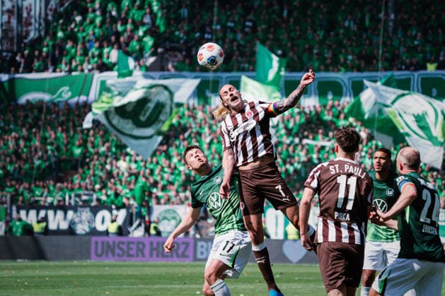 1. Bundesliga: FC St. Pauli vs. VfL Wolfsburg, 16.05.2026 DÅ¾enan PejÄinoviÄ‡ (VfL Wolfsburg, 17) gegen Jackson Irvine (FC St. Pauli, 7); Fußball, 1. Bundesliga, 34. Spieltag: FC St. Pauli vs. VfL Wolfsburg am 16.05.2026 im Millerntor-Stadion, Hamburg DFL REGULATIONS PROHIBIT ANY USE OF PHOTOGRAPHS AS IMAGE SEQUENCES AND OR QUASI-VIDEO. Copyright: xBEAUTIFULxSPORTS Tonhäuserx