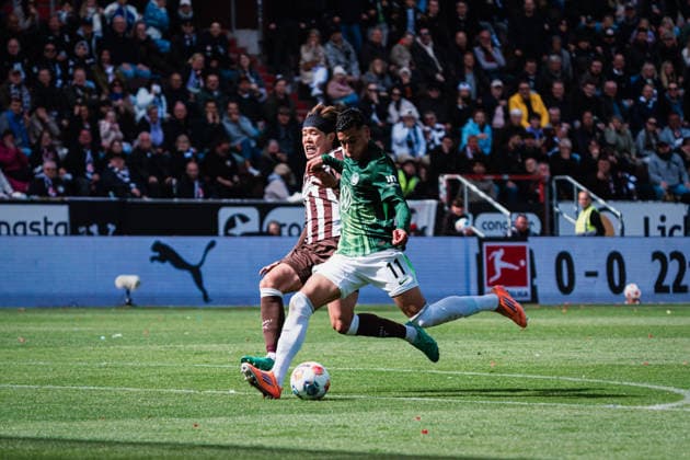 1. Bundesliga: FC St. Pauli vs. VfL Wolfsburg, 16.05.2026 Adam Daghim (VfL Wolfsburg, 11) gegen Tomoya AndÅ (FC St. Pauli, 15) vergibt Riesnechance; Fußball, 1. Bundesliga, 34. Spieltag: FC St. Pauli vs. VfL Wolfsburg am 16.05.2026 im Millerntor-Stadion, Hamburg DFL REGULATIONS PROHIBIT ANY USE OF PHOTOGRAPHS AS IMAGE SEQUENCES AND OR QUASI-VIDEO. Copyright: xBEAUTIFULxSPORTS Tonhäuserx